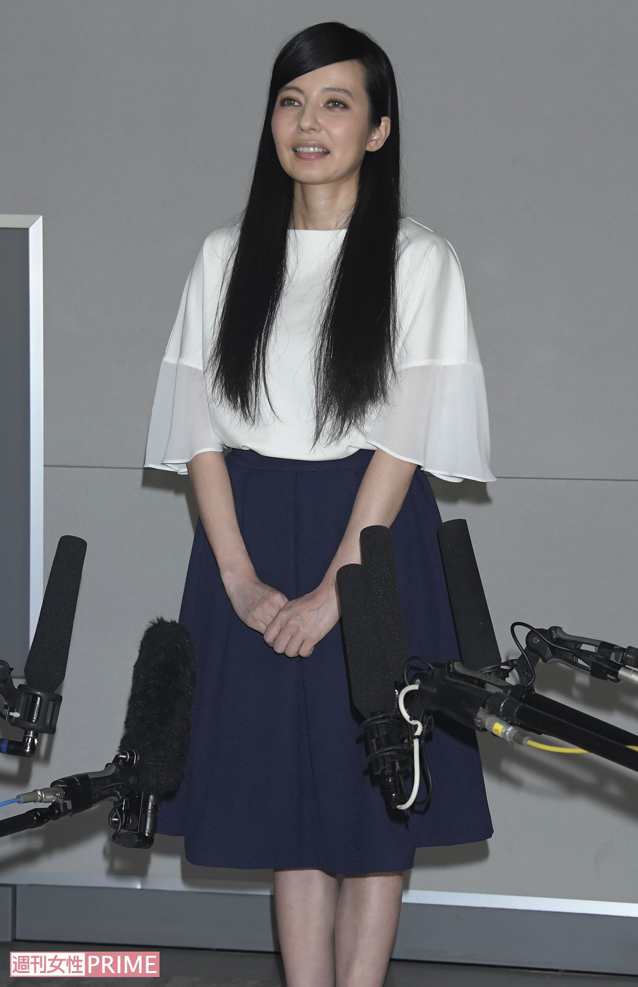 2016年6月、BSの番組収録前の会見で頭を下げ不倫騒動を謝罪したベッキー