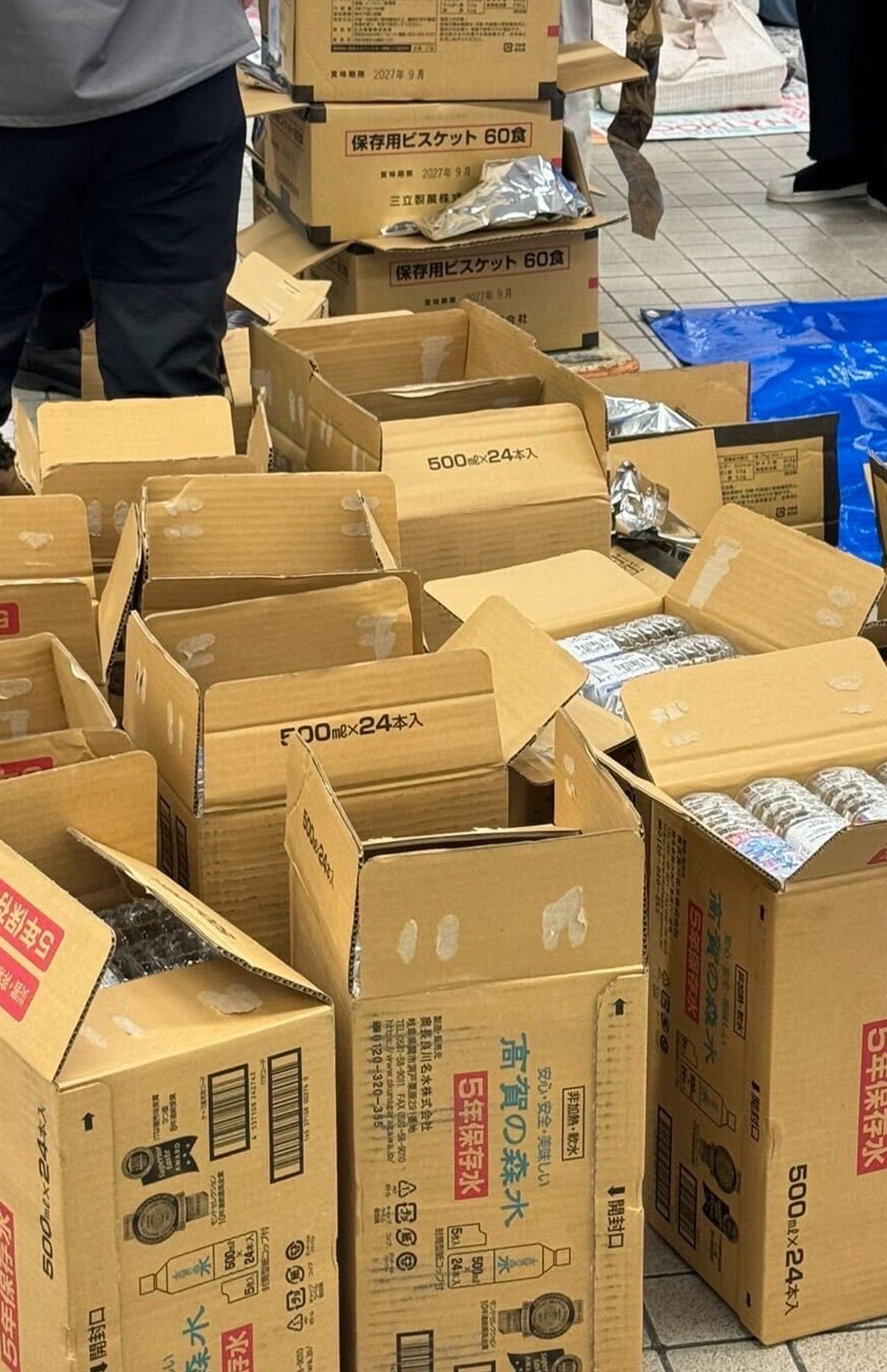 SNSに投稿されていた非常用の水とビスケットを配布する様子（Xより）