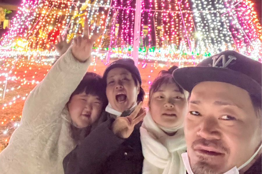 家族で楽しいお出かけ。夜の外出は普段のルーティンと異なるため、入念に説明