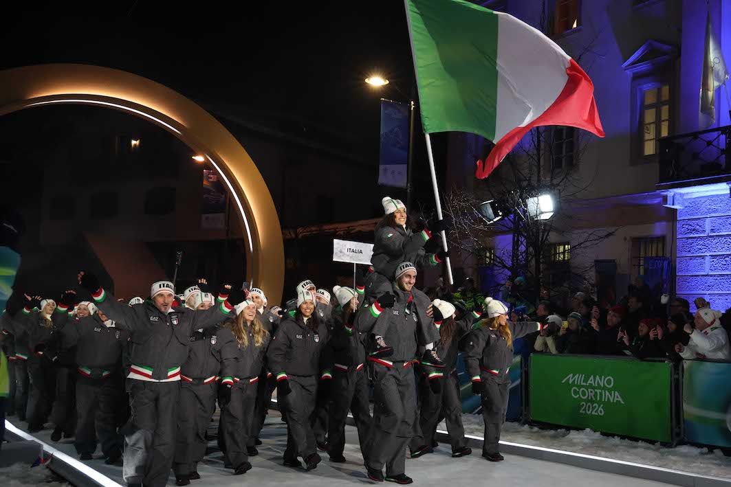 ミラノ・コルティナ五輪の開会式で行進するイタリア代表選手団（代表撮影）
