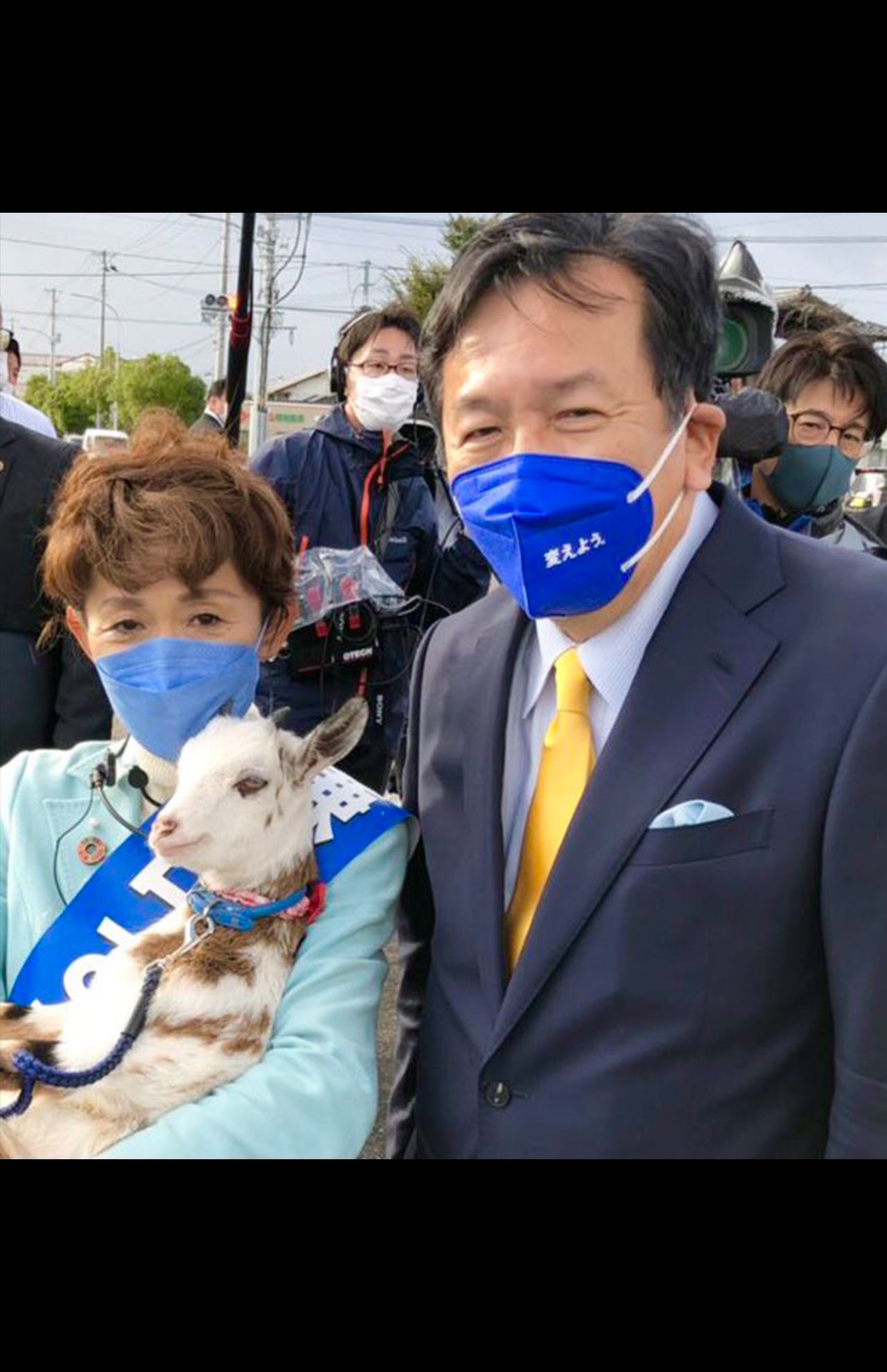 枝野幸男氏とツーショット。その際も鎌田氏の腕にはメリーが抱かれていた（ツイッターより）