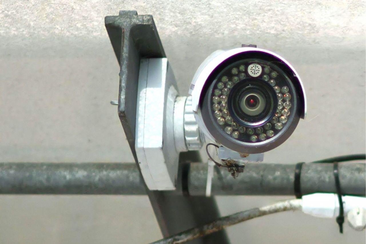 防犯カメラも今は安価なものからある。設置や操作も手間を取らないので検討したい　※写真はイメージです
