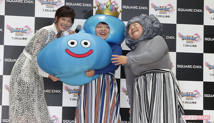 本田翼（左）とおかずクラブが登壇した『ドラゴンクエストXI』新CM発表会（2017年）