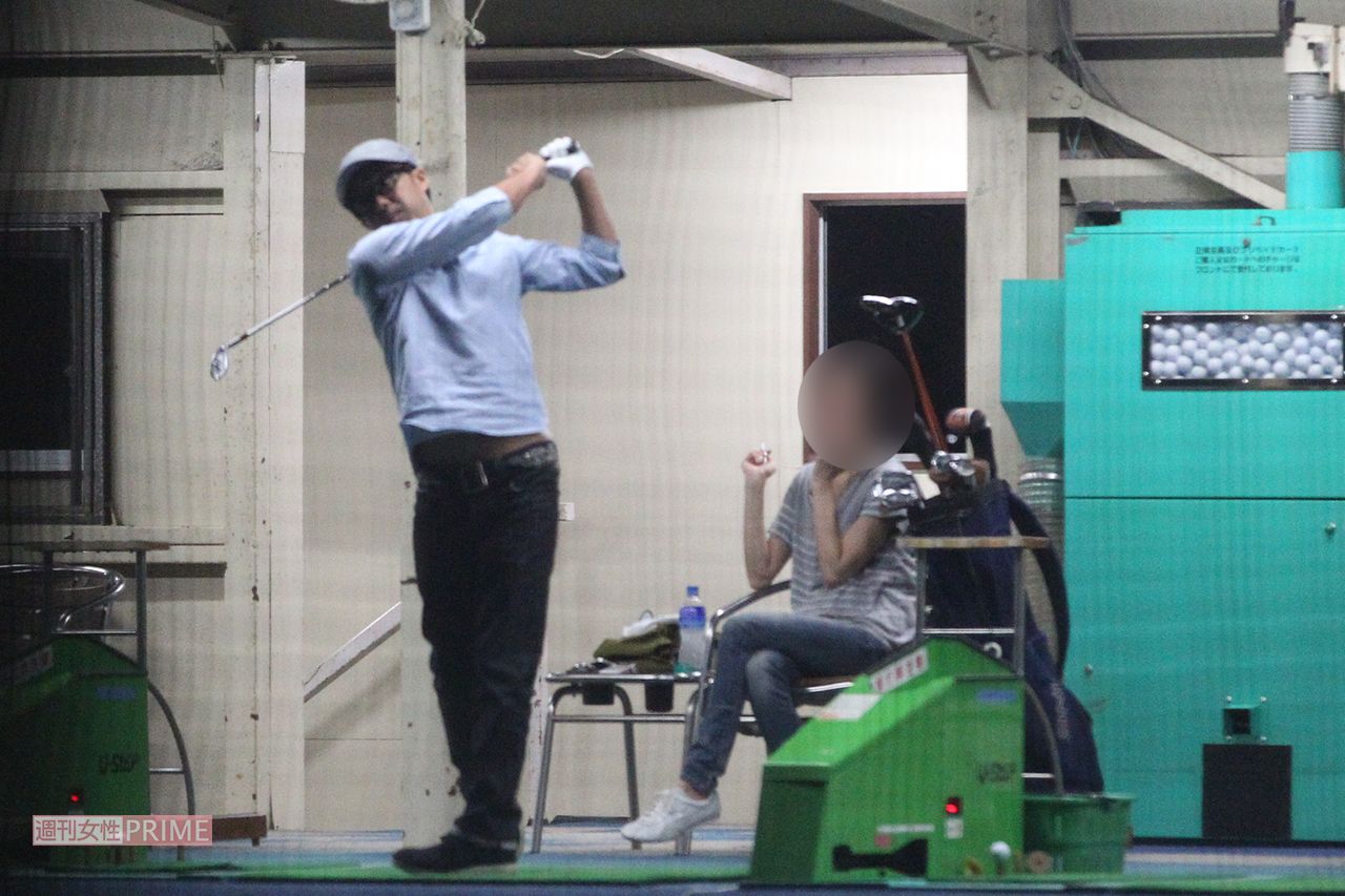 '11年、美女とゴルフデートに興じる矢作兼