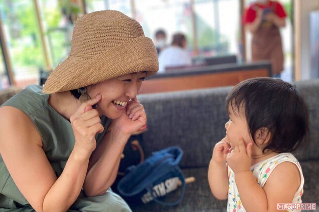 はなちゃんが1歳7か月のときに軽井沢のカフェにて　写真／本人提供