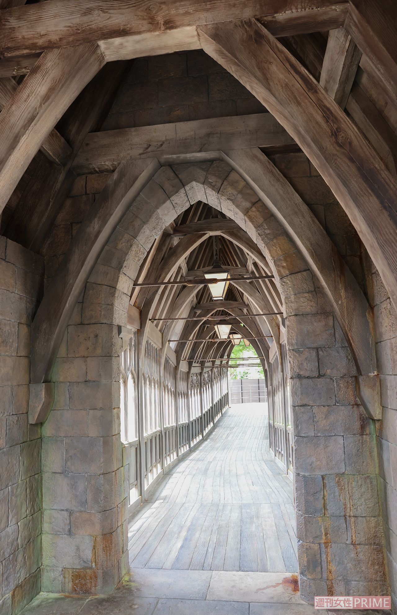 巨大な石造りの橋を闊歩しよう。『ハリー・ポッターと死の秘宝PART2』でネビルは……（撮影／吉岡竜紀）