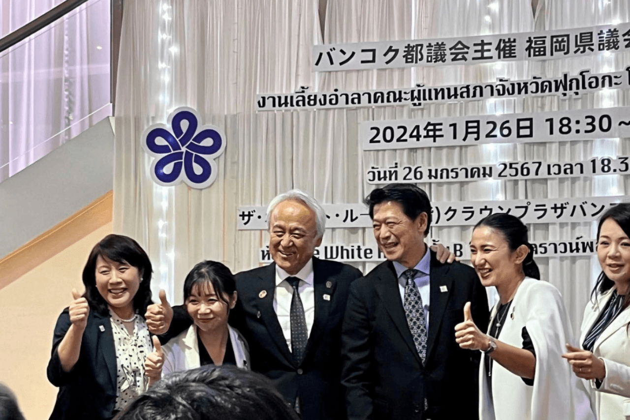 バンコクで開かれた送別宴でタイタニックごっこする福岡県議員たち（センキョタイムズWEBより）