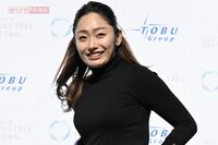 安藤美姫　16歳教え子と“禁断の手つなぎ”USJデート報道、「お尻を触り合う」過剰スキンシップに《変な話…