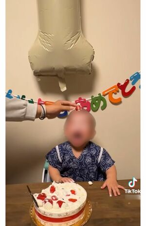 泣きじゃくる幼児の頭の上にイチゴを乗せる悪ノリも（母親のTikTokより）