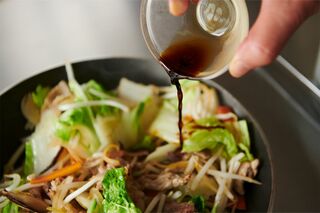 炒めすぎると水分が出てくるので、少し早いかな、と思うくらいで調味料を加える。具材の表面にからめばOK。