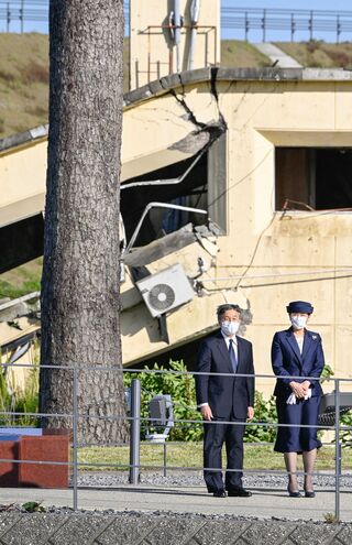 高さ約27メートル。奇跡の一本松を見上げられるおふたり。陛下は「ずいぶん高いところまで波がきているんですね」、雅子さまは「どうしてこの一本松だけが残ったのでしょうね」と話された　撮影／JMPA