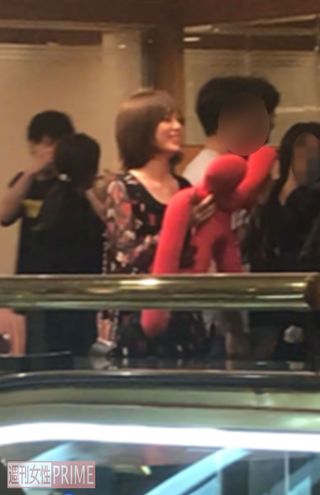 ぬいぐるみを抱きしめはしゃぐ本田翼（'18年）