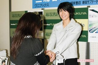 ファースト写真集の握手会で。握手会ではファンひとりひとりと丁寧に接し予定時間をオーバーすることも（'07年撮影）撮影／週刊女性写真班