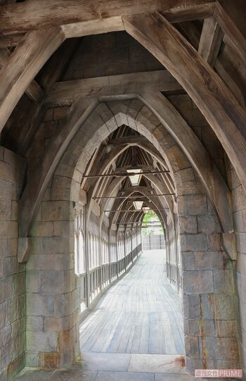 巨大な石造りの橋を闊歩しよう。『ハリー・ポッターと死の秘宝PART2』でネビルは……（撮影／吉岡竜紀）