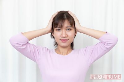1.両手の付け根をこめかみにあて、頭を挟むように力を込めて押し込む　撮影／矢島泰輔