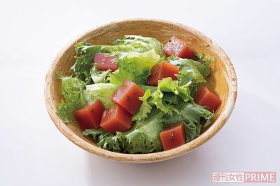 サラダにトッピングするトマトキューブ寒天（撮影／廣瀬靖士）