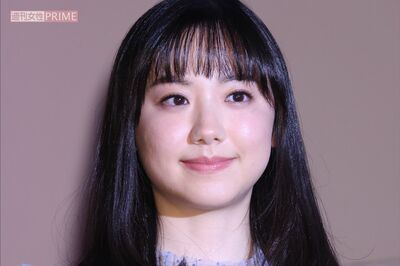芦田愛菜だけが主演・松岡茉優を引き立てて…『最高の教師』クラス集合写真で際立った気遣いと、“同級生と…