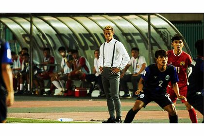 カンボジア代表の戦況を見守る本田圭佑監督（公式ホームページより）