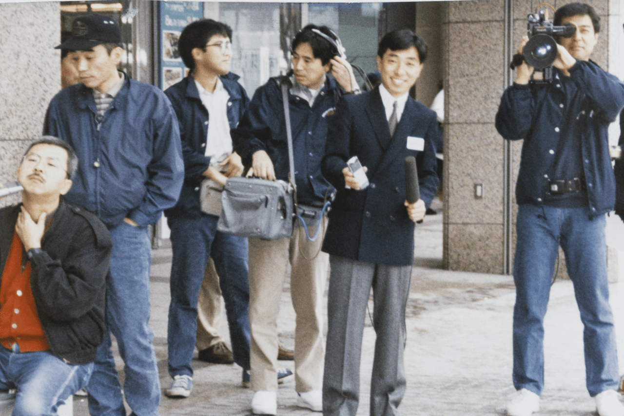 40代、電気シェーバー「ブラウン・モーニングリポート」のCM収録で街頭インタビューを担当する窪田さん