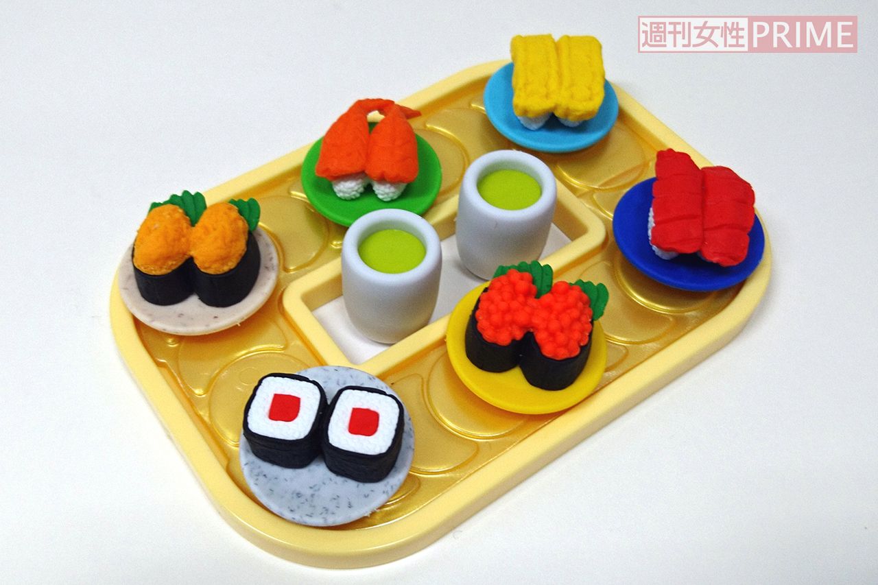 当初は“下駄”に盛っていたお寿司は、時代に合わせて回転レーンに