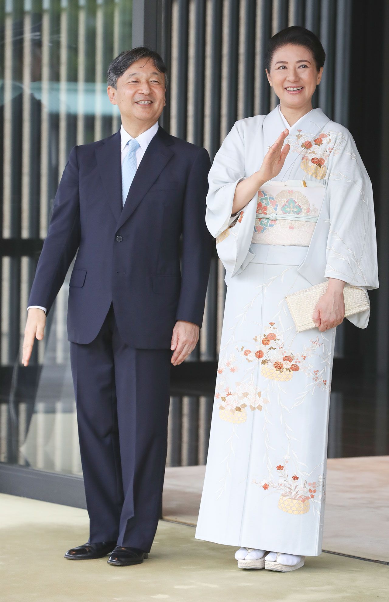 天皇陛下と雅子さまはアフリカ開発会議のメンバーを皇居に招きお茶会を（'19年8月）。「花かごは幸せを呼ぶ吉祥文様」（日置千弓さん）