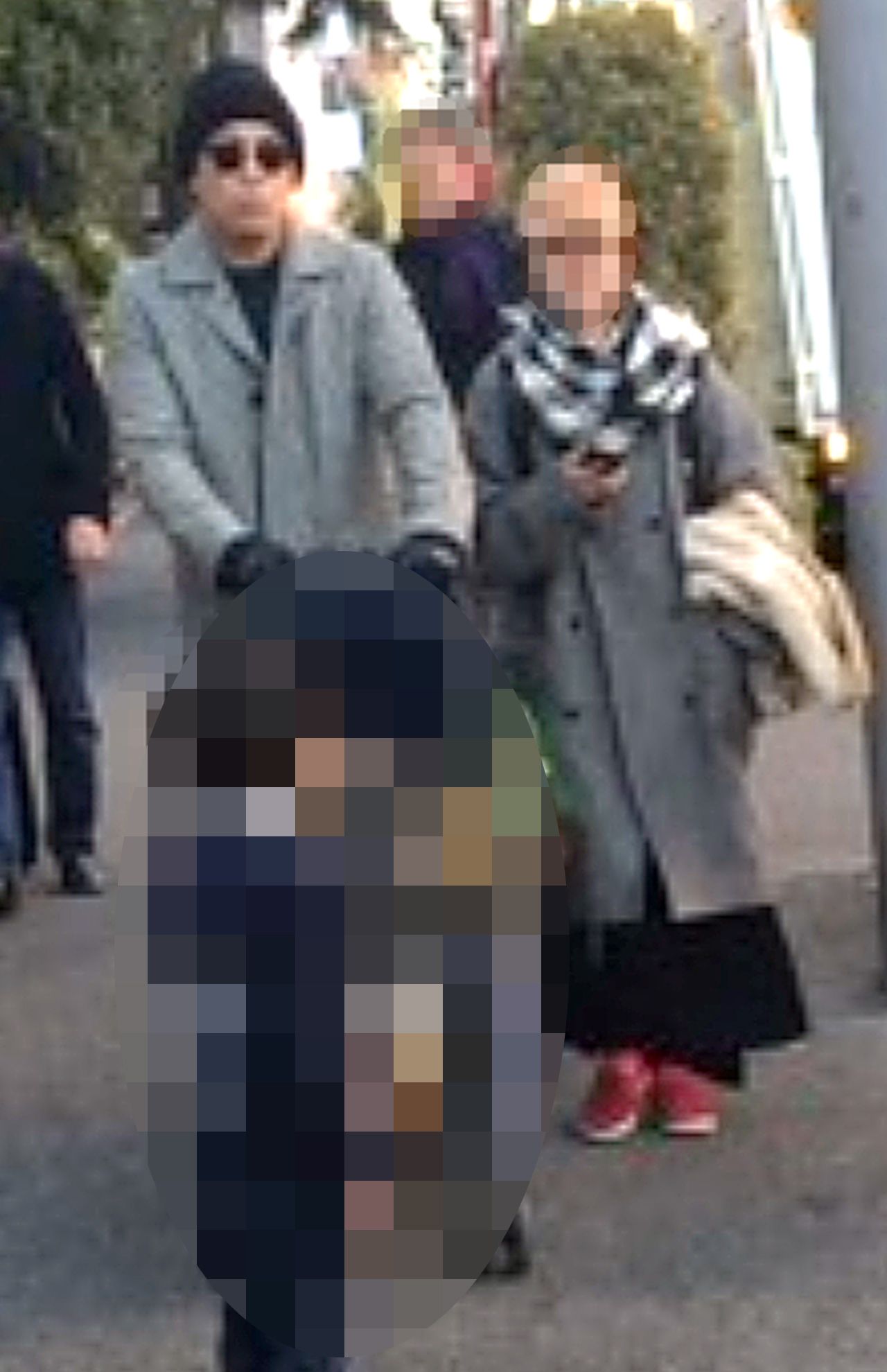 ベビーカーを押すトシ