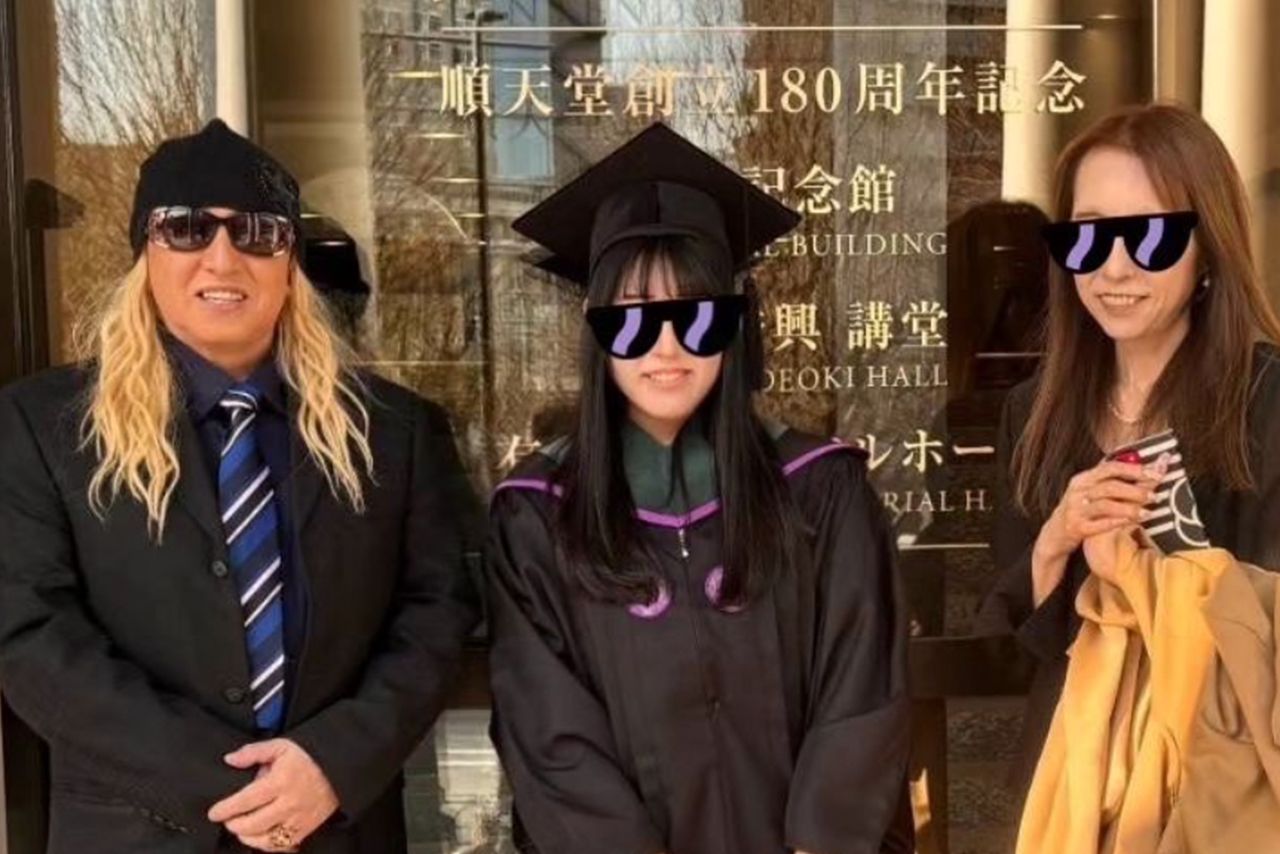 娘の大学院卒業を祝うDJKOO（インスタグラムより）