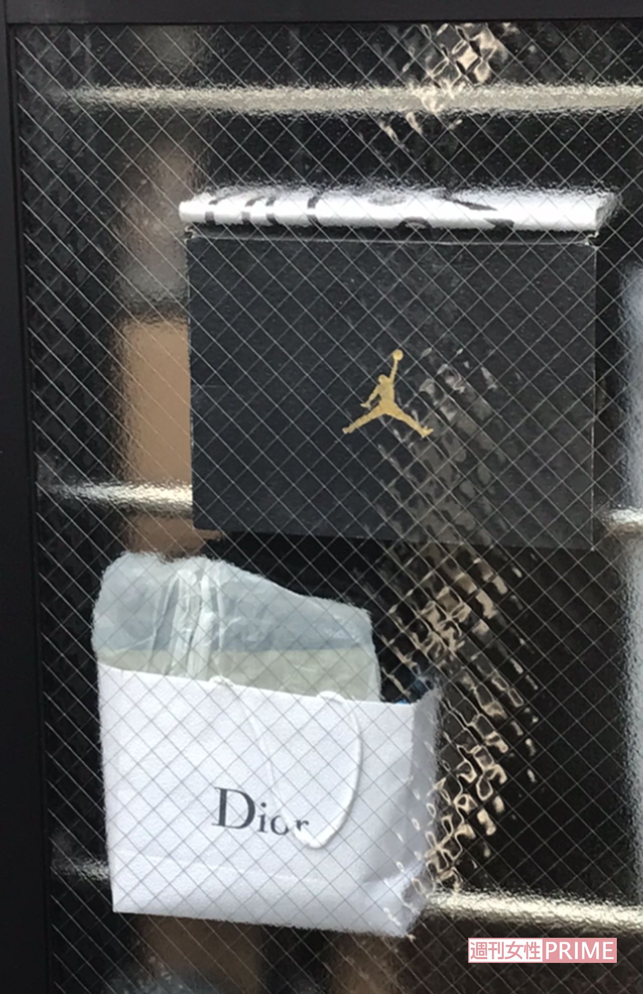 北畠容疑者宅を訪ねると、窓にブランド物の包装が透けて見えた