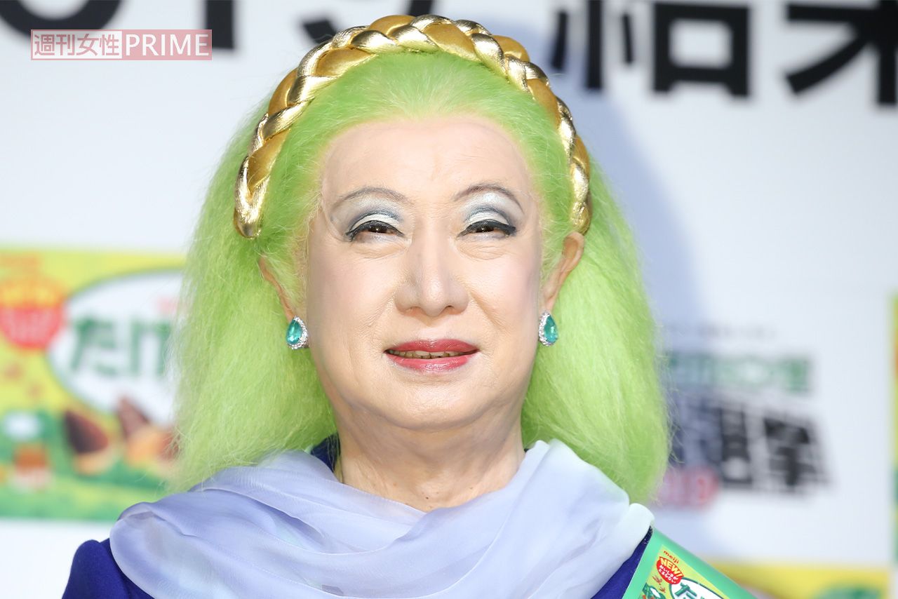 珍しく髪の毛を緑に染め上げた美輪明宏さん