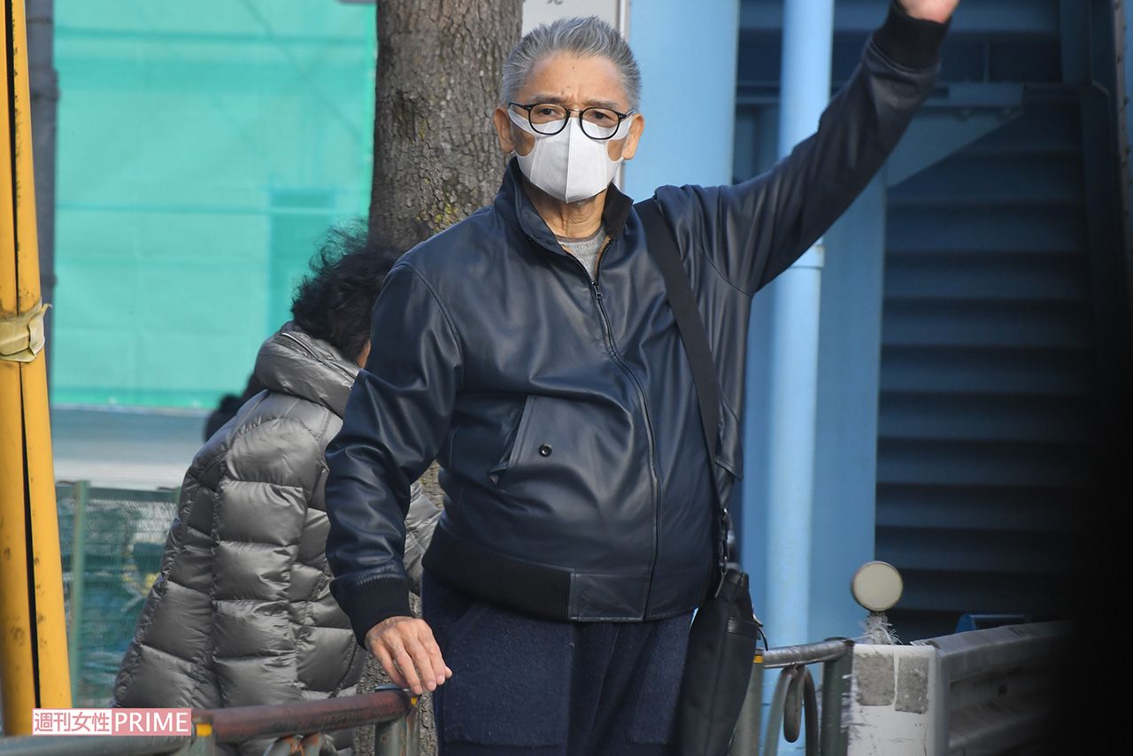 バス停でタクシーをつかまえる萩原健一さん（2019年1月撮影）