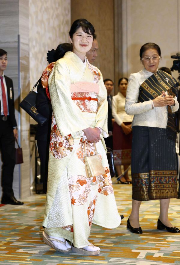 ラオス訪問中の愛子さまのファッションは多くの人の関心を寄せた（共同通信社）