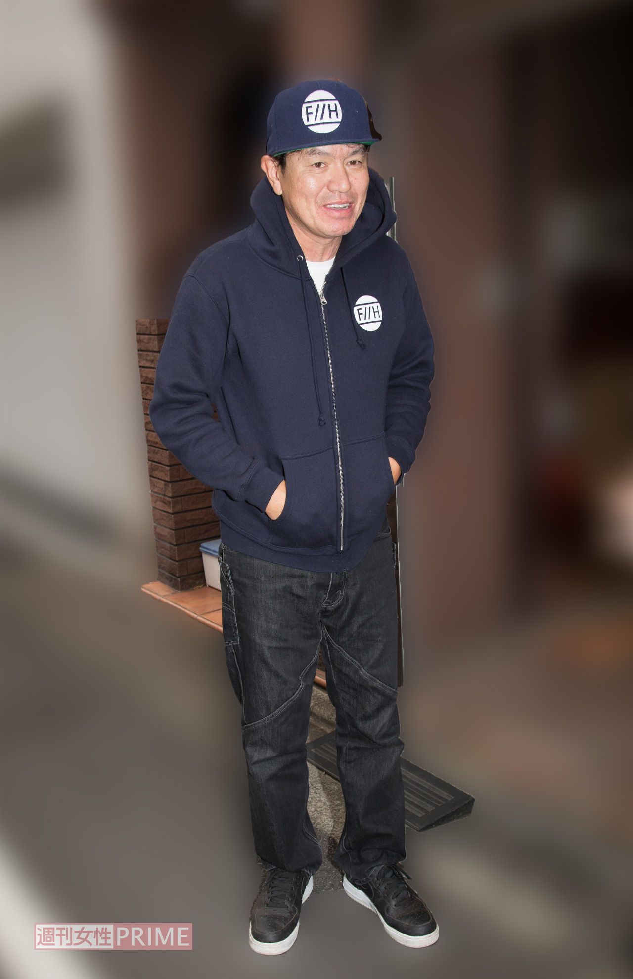 2016年、自宅前で直撃取材を受けるヒロミ。ファッションもバッチリだ