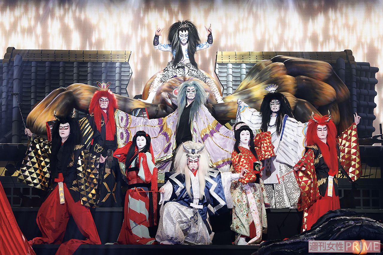 『滝沢歌舞伎』を締めくくる『蜘蛛』では、9人が舞台の中央に集まり見得を（撮影／吉岡竜紀）
