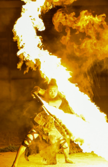 火や光をテーマに観客を魅了するパフォーマンス集団『火付盗賊』で舞い踊る進さん