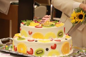 振る舞われたウエディングケーキは四角形で、原型からは想像できない切り方に驚いた友人もいたという