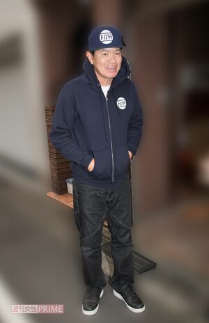 2016年、自宅前で直撃取材を受けるデビット伊東とトリオを組んでいたヒロミ。ファッションもバッチリだ