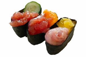 【くら寿司のおすすめネタ】まぐろ軍艦三種盛り165円