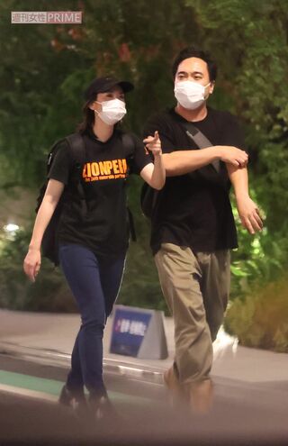 飲食店を探す橋本一郎と春木彩香