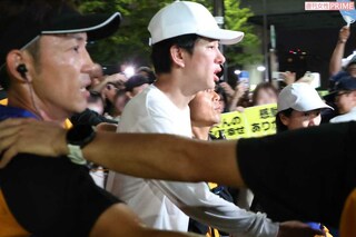 ゴールを目前に、疲れた表情を見せる横山をSUPER EIGHTのメンバーたちが出迎えた