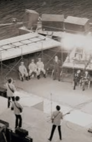 演奏するビートルズの4人を足を組んで見上げている尾藤と内田裕也さん（写真・中央右端）