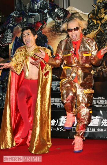 エスパー伊東さんと‎南部虎弾（右）