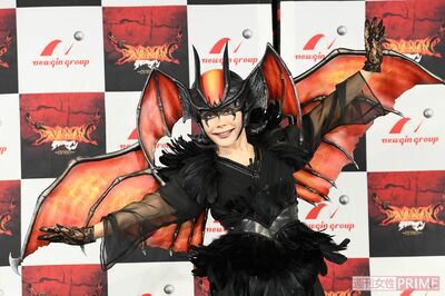 デビルマンシリーズを制作する遊技機メーカーのイベントはデヴィ夫人ならぬ「デヴィル夫人」に。コスプレも好きで毎年、ハロウィーンパーティを主宰する（撮影2021年7月14日）