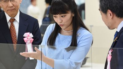 桂宮さまから引き継がれた「日本工芸会」の行事にお出ましの眞子さま（’16年9月）