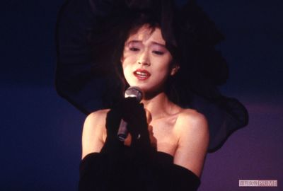 セクシーな黒衣装を身にまとった中森明菜（'87年）
