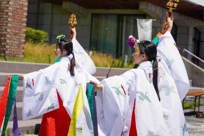 志願者増加の巫女さんは「年齢制限ナシ、髪型も髪色も自由」現役の“巫女社長”が明かす意外な最新事情