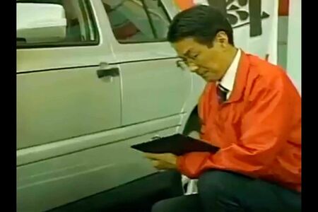 過去に放送されていたビッグモーターのCM。従業員が顧客の車を破壊しておきながら「高くは買い取れませんねえ」と言い捨てる（ツイッターより）