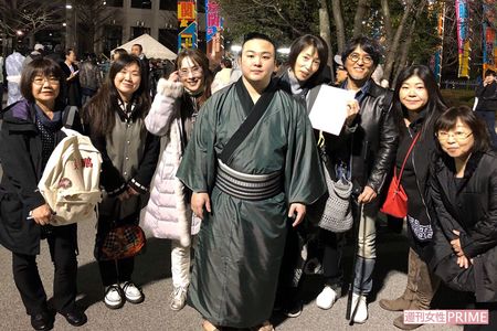 取組み後、国技館から出て来た炎鵬と「金沢炎鵬を応援する会」のみなさん