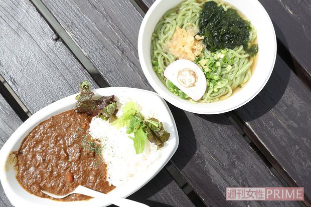 島のレストラン〝猿島オーシャンズキッチン〟で食べられる人気メニュー。写真左・よこすか海軍カレー（1100円）、右・猿麺（850円）