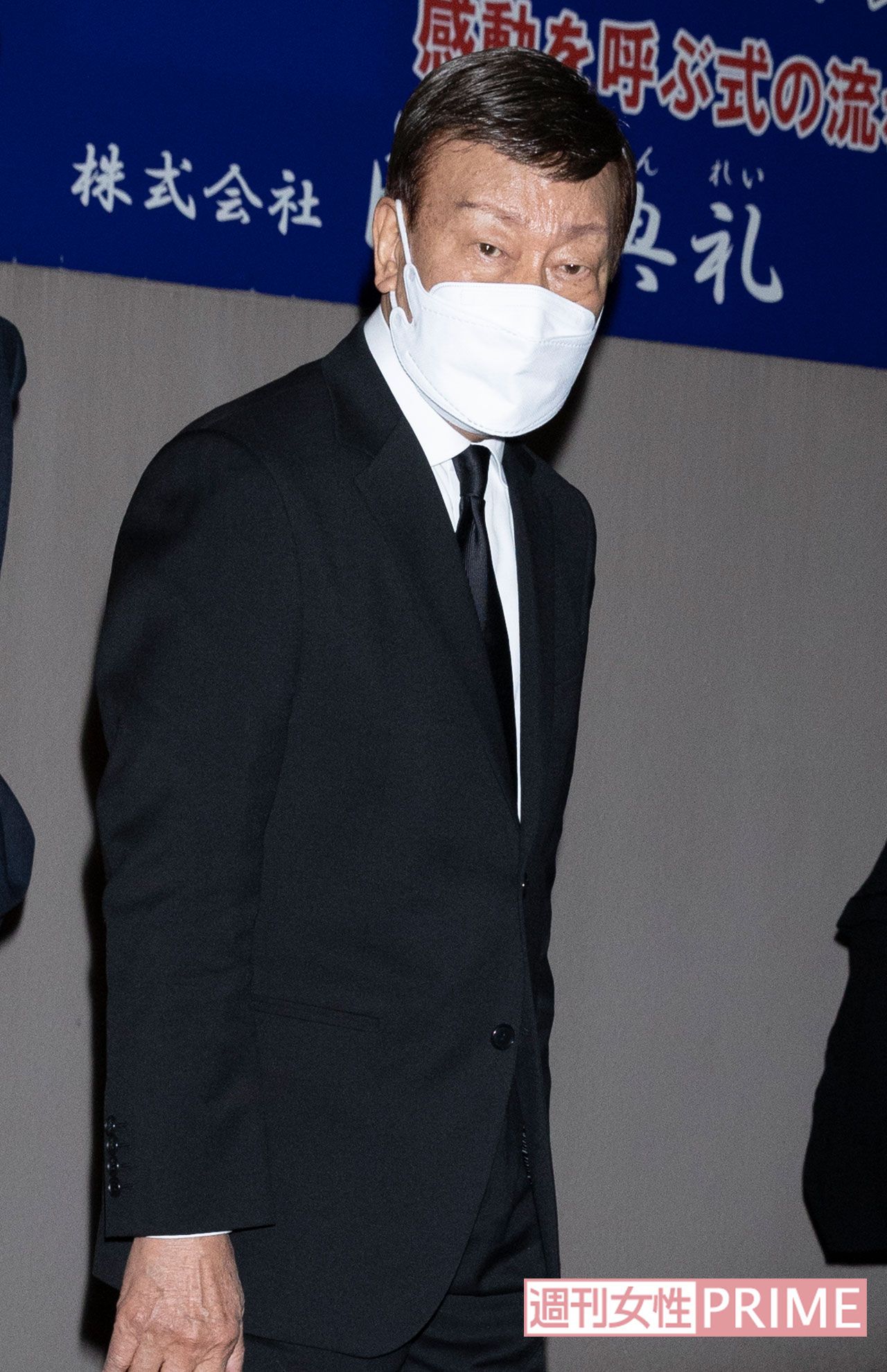 沈痛な面持ちで西郷輝彦さんの通夜に向かう橋幸夫