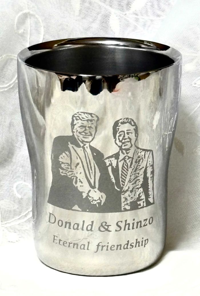 トランプ大統領にタンブラーとグラスを贈った（本人Xより）